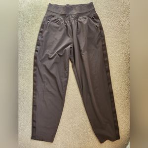 Athleta slim tapered crop pant, brown, size 4.